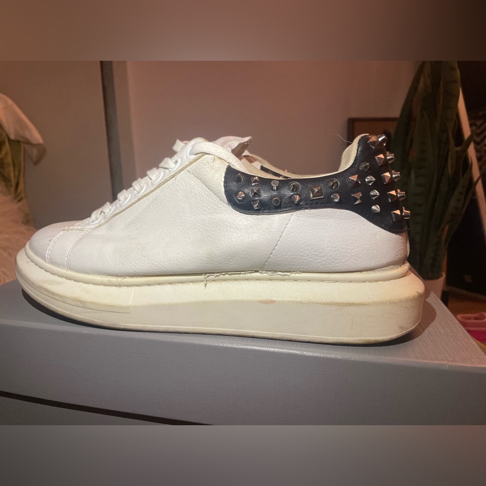 STEVE MADDEN EUC Glimmer S Studded White/Black Sneakers - 11 M